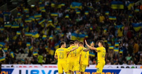 Piłkarze reprezentacji Ukrainy w szatni stadionu w Cardiff, na którym wieczorem zagrają z Walią o awans do mistrzostw świata, powieszą flagę narodową, jaką otrzymali od żołnierzy walczących na froncie.