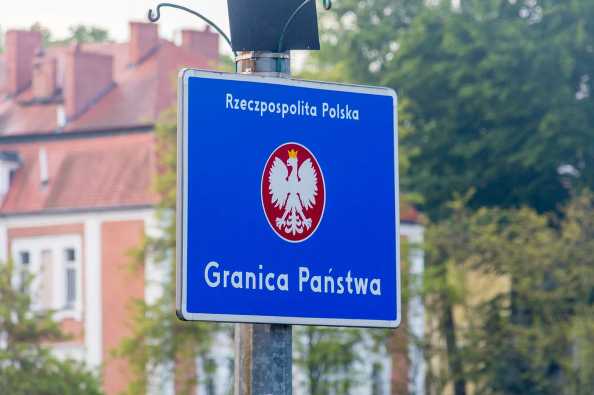 750 ciężarówek czeka w kolejce do przejścia granicznego w Koroszczynie (woj. lubelskie). Na odprawę muszą czekać około 25 godzin. Długi czas oczekiwania powodują szczegółowe kontrole, wynikające z sankcji nałożonych na Białoruś.