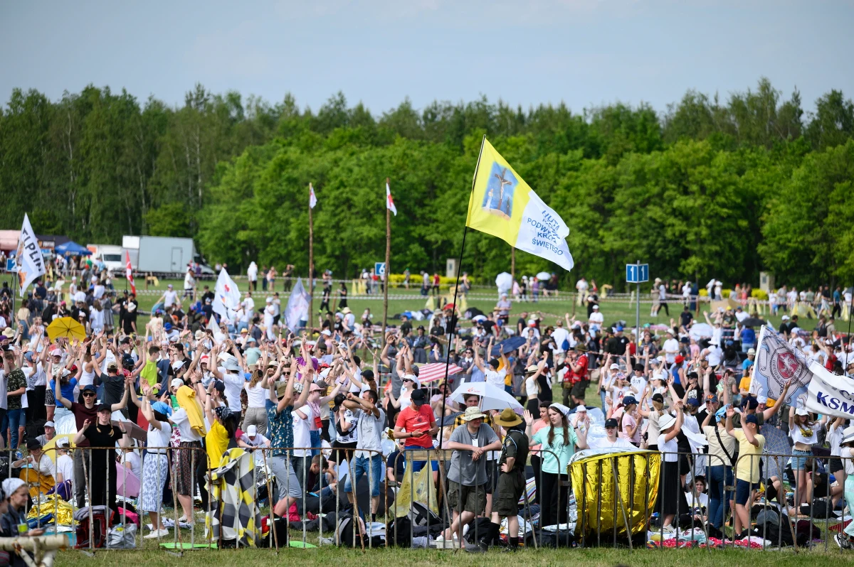 Otwórzcie się na miłość i nieście ją na krańce świata, świadcząc o dobroci i miłosierdziu, które wypływają z Bożego serca – powiedział w przesłaniu skierowanym do uczestników spotkania wiernych na Polach Lednickich (woj. wielkopolskie) papież Franciszek. W sobotnim spotkaniu na Polach Lednickich wzięło udział około 22 tys. osób. Tegoroczna edycja wydarzenia odbyła się pod hasłem „Na krańce świata”, a jego symbolem był różaniec.