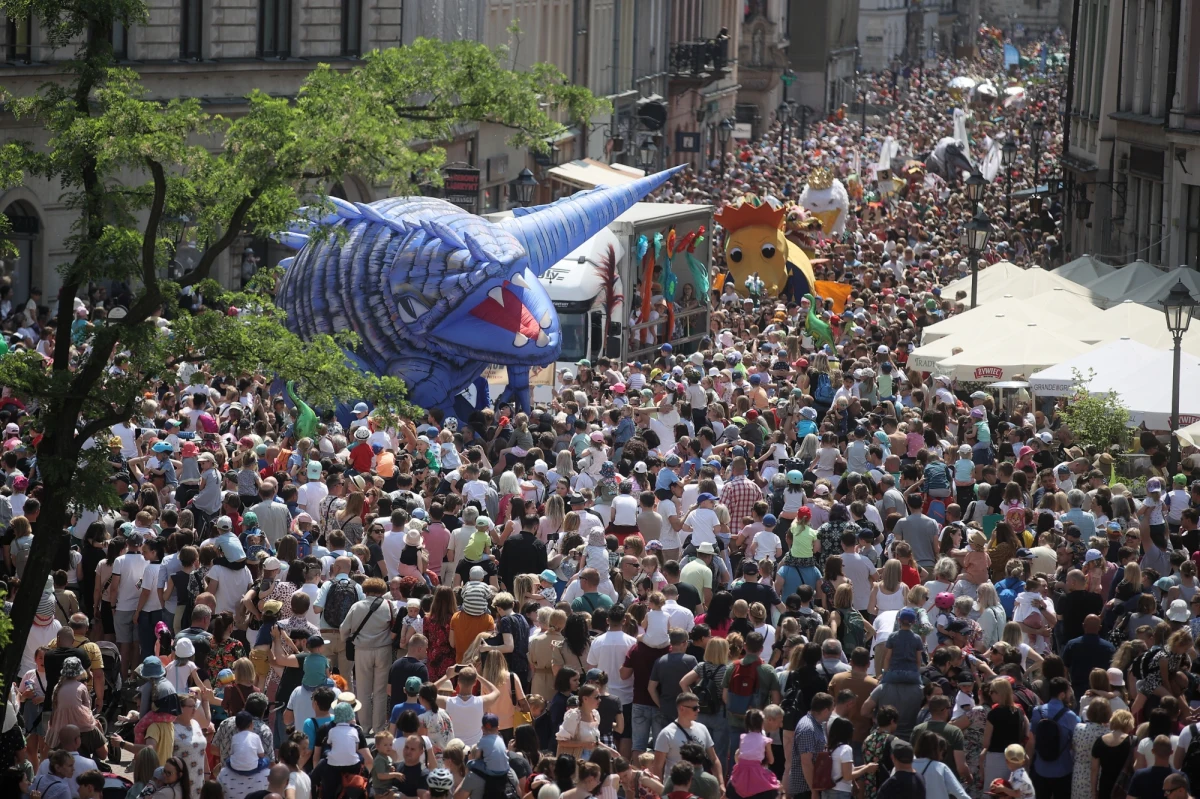 Wielka Parada Smoków, zorganizowana przez Teatr Groteska, wyruszyła o godz. 12:00 z Plant u wylotu ul. Grodzkiej w Krakowie. Wczoraj w zakolu Wisły pod Wawelem odbyło się zapierające dech w piersiach Wielkie Widowisko Plenerowe, z wykorzystaniem efektów pirotechnicznych, zaskakującej oprawy świetlnej i laserowej oraz gigantycznych kurtyn wodnych, a także pięknej muzyki. W weekend w mieście Kraka królowały smoki. 