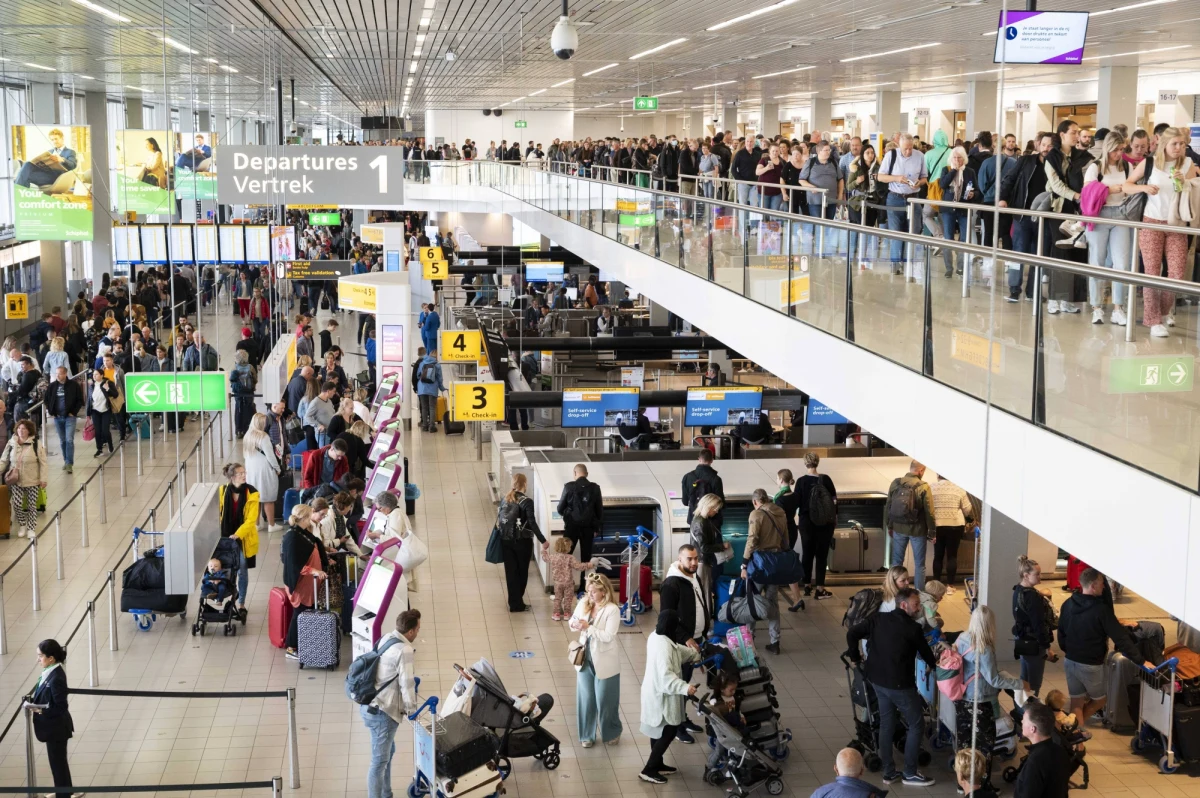 Linie lotnicze KLM, skarżąc się na trwający od kilku dni chaos i przeludnienie na lotnisku Schiphol w Amsterdamie, zawiesiły wczoraj kilkadziesiąt połączeń do tego portu lotniczego z krajów europejskich. Oznaczało to utrudnienia dla tysięcy pasażerów - informuje portal RTL Nieuws.