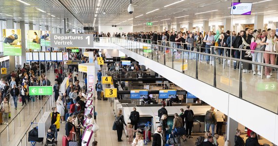 Linie lotnicze KLM, skarżąc się na trwający od kilku dni chaos i przeludnienie na lotnisku Schiphol w Amsterdamie, zawiesiły wczoraj kilkadziesiąt połączeń do tego portu lotniczego z krajów europejskich. Oznaczało to utrudnienia dla tysięcy pasażerów - informuje portal RTL Nieuws.
