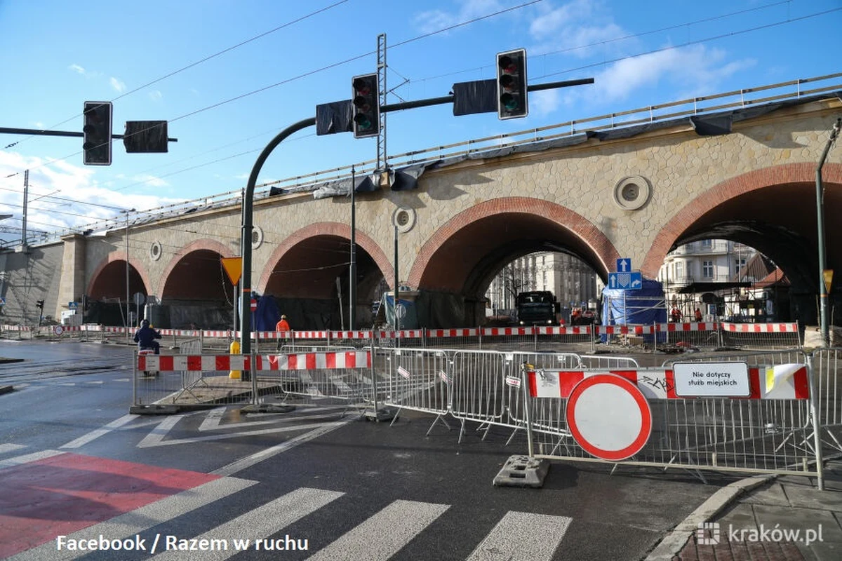 W poniedziałek rozpocznie się kolejny etap przebudowy wiaduktu kolejowego nad ul. Grzegórzecką w Krakowie, prowadzony w ramach przebudowy linii średnicowej biegnącej przez centrum miasta. Spowoduje to zmiany w organizacji ruchu w tym rejonie.