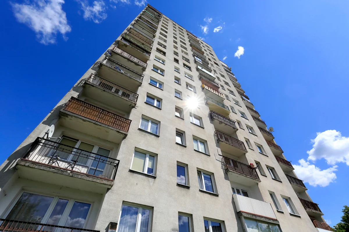 Z ciężkimi obrażeniami ciała do szpitala trafił 41-latek, który w sobotę spadł z dziewiątego piętra bloku w Lublinie. Wstępnie wykluczono, że do upadku przyczyniły się osoby trzecie – podała policja.