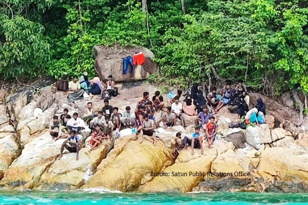 Tajlandzkie służby uratowały 59 Rohingjów, których przemytnik zostawił na bezludnej wyspie. Mężczyzna przekazał uchodźcom, że dotarli już do granic Malezji i pozostawił grupę na pastwę losu.