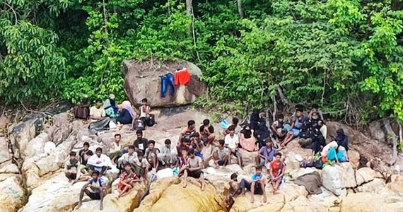 Tajlandzkie służby uratowały 59 Rohingjów, których przemytnik zostawił na bezludnej wyspie. Mężczyzna przekazał uchodźcom, że dotarli już do granic Malezji i pozostawił grupę na pastwę losu.