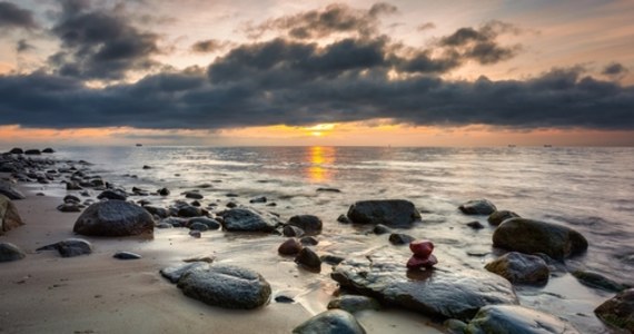 Rozpoczęły się prace związane z odbudową plaży w Orłowie, która została zniszczona na początku roku przez sztormy. Na plażę zwożone są rury. Niebawem rozpocznie się transportowanie piasku na brzeg. Odbudowa plaży ma kosztować 4,5 mln zł.