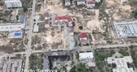 Ukraińscy wojskowi opublikowali nagranie pokazujące zniszczenie rosyjskiego sprzętu w Siewierodoniecku w obwodzie ługańskim. Zacięte walki o kontrolę nad tym miastem trwają od ubiegłego tygodnia.