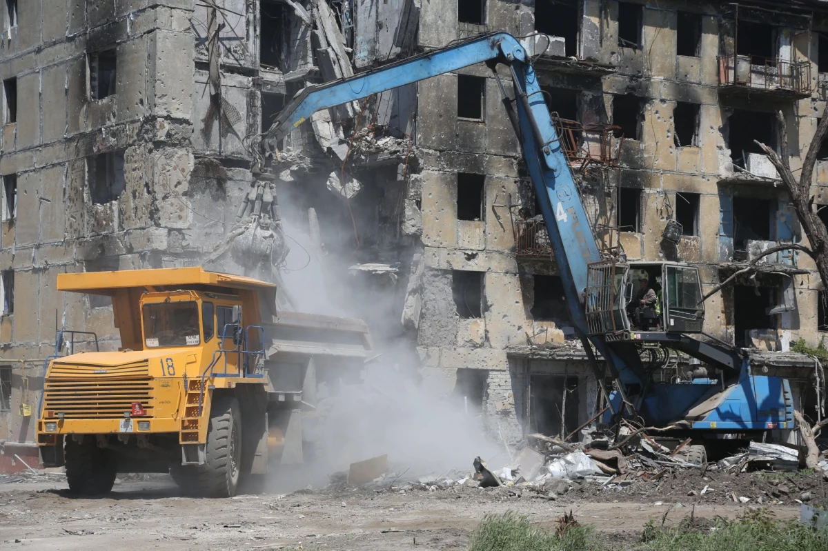 Doradca mera Mariupola Petro Andriuszczenko powiedział, że można mówić o początku epidemii w tym okupowanym przez Rosjan mieście nad Morzem Azowskim. Dodał, że na ulicach gniją odpadki, a skażenie mogą wywołać prowizoryczne groby.