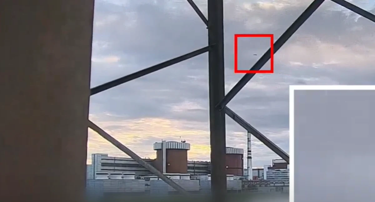 ​Ukraiński Enerhoatom opublikował film, na którym widać, jak rosyjska rakieta przelatuje nad Południowoukraińską Elektrownią Jądrową w obwodzie mikołajowskim.