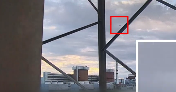 ​Ukraiński Enerhoatom opublikował film, na którym widać, jak rosyjska rakieta przelatuje nad Południowoukraińską Elektrownią Jądrową w obwodzie mikołajowskim.