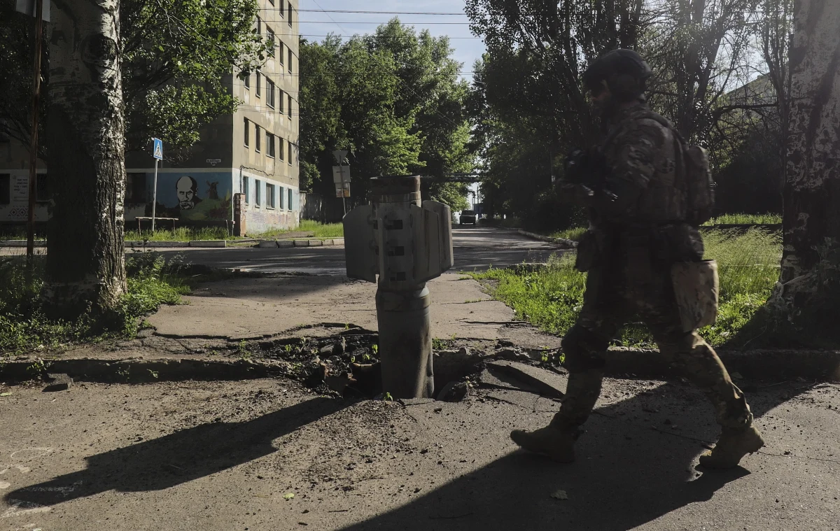 ​Ukraińcy odnoszą spore sukcesy w Siewierodoniecku. Rosjanie kontrolują coraz mniej obszaru ważnego miasta, nieformalnej stolicy obwodu ługańskiego. W niedzielę ostrzelany natomiast został Kijów - jeden z pocisków przeleciał nad ukraińską elektrownią jądrową. Trzy europejskie kraje zablokowały przestrzeń powietrzną dla samolotu ministra spraw zagranicznych Rosji Siergieja Ławrowa. Miał on lecieć do Serbii. Zebraliśmy dla Was najważniejsze informacje ze 102. dnia rosyjskiej inwazji na Ukrainę.