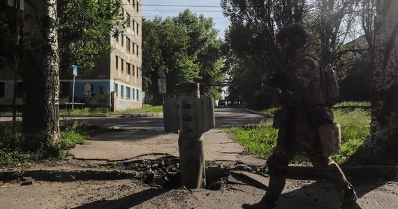 ​Ukraińcy odnoszą spore sukcesy w Siewierodoniecku. Rosjanie kontrolują coraz mniej obszaru ważnego miasta, nieformalnej stolicy obwodu ługańskiego. W niedzielę ostrzelany natomiast został Kijów - jeden z pocisków przeleciał nad ukraińską elektrownią jądrową. Trzy europejskie kraje zablokowały przestrzeń powietrzną dla samolotu ministra spraw zagranicznych Rosji Siergieja Ławrowa. Miał on lecieć do Serbii. Zebraliśmy dla Was najważniejsze informacje ze 102. dnia rosyjskiej inwazji na Ukrainę.