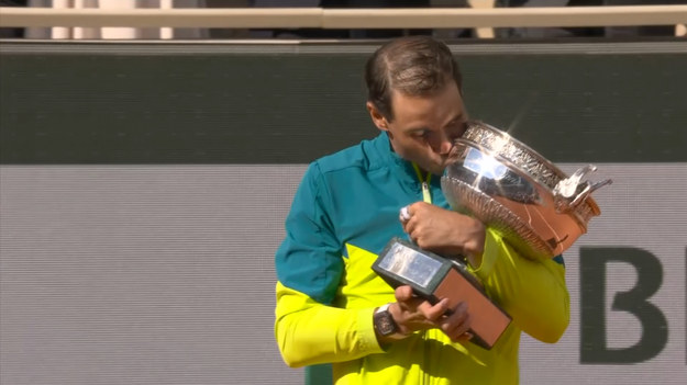 Rafael Nadal triumfował na kortach Rolanda Garrosa po raz 14. w karierze, pokonując Norwega Caspera Ruuda. To również jego 22. tytuł wielkoszlemowy, co jest poprawieniem historycznego wyniku z początku sezonu, kiedy to wygrał w Australian Open.