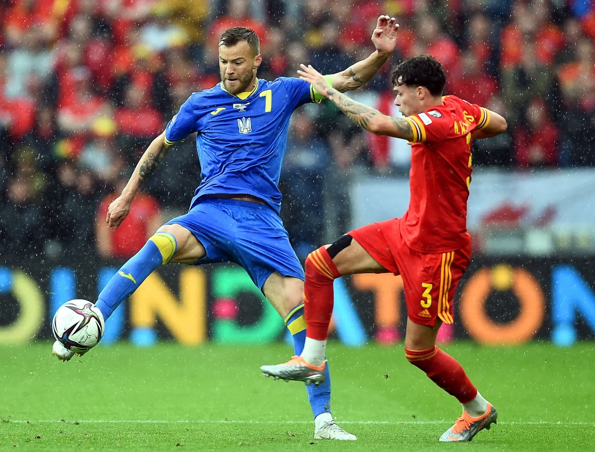 ​Piłkarze reprezentacji Walii awansowali do tegorocznych mistrzostw świata w Katarze. W finale barażowym pokonali w Cardiff Ukrainę 1:0 (1:0). Gospodarze zdobyli bramkę po samobójczym trafieniu Andrija Jarmołenki.