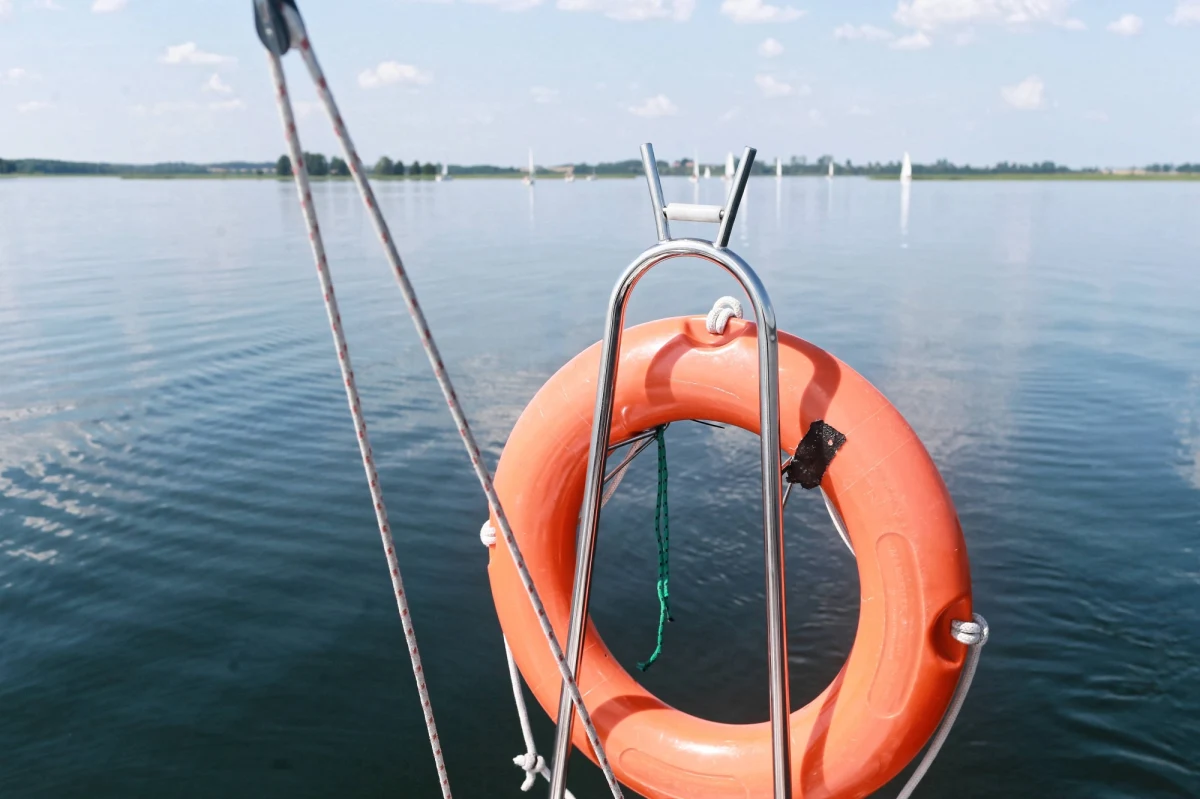 Ciało 42-letniego mężczyzny wyłowiono z jeziora koło miejscowości Witrogoszcz w powiecie pilskim. Akcja poszukiwawcza trwała od godzin popołudniowych.  Służby otrzymały zgłoszenie o porzuconych przy brzegu rzeczach osobistych.