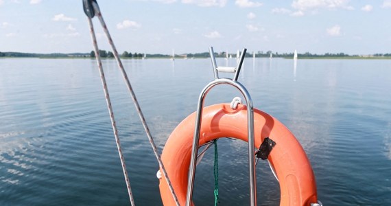 Ciało 42-letniego mężczyzny wyłowiono z jeziora koło miejscowości Witrogoszcz w powiecie pilskim. Akcja poszukiwawcza trwała od godzin popołudniowych.  Służby otrzymały zgłoszenie o porzuconych przy brzegu rzeczach osobistych.