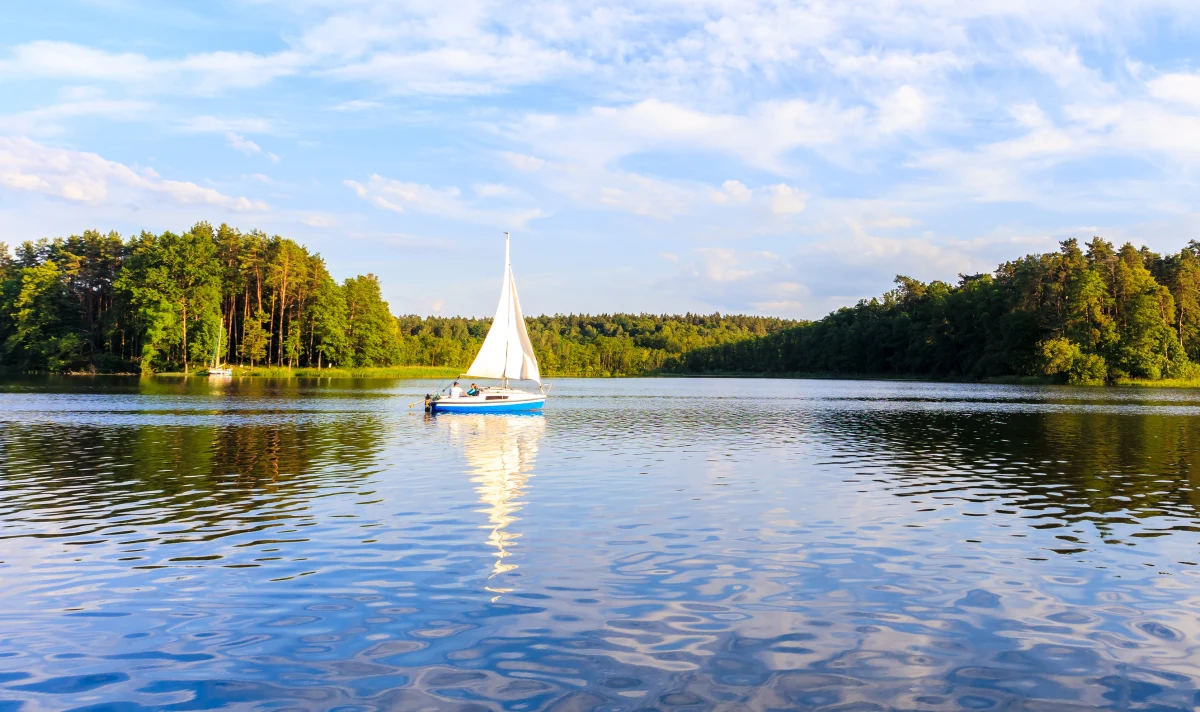 W wielu mazurskich hotelach goście zarezerwowali już pobyty na nadchodzący długi czerwcowy weekend. W porównaniu z poprzednimi latami rezerwacji jest jednak mniej, branża turystyczna zauważa, że goście zastanawiają się przed wydaniem każdej złotówki.
