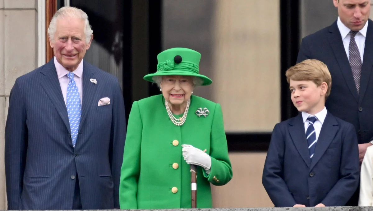 ​Jubileuszowa parada w centrum Londynu z okazji 70-lecia panowania Elżbiety II zakończyła w niedzielę po południu. Na finał królowa wraz siedmioma innymi członkami rodziny pozdrowiła z balkonu Pałacu Buckingham tysiące zgromadzonych przed nim widzów.