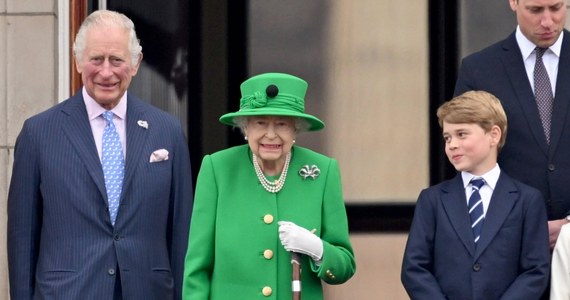 ​Jubileuszowa parada w centrum Londynu z okazji 70-lecia panowania Elżbiety II zakończyła w niedzielę po południu. Na finał królowa wraz siedmioma innymi członkami rodziny pozdrowiła z balkonu Pałacu Buckingham tysiące zgromadzonych przed nim widzów.