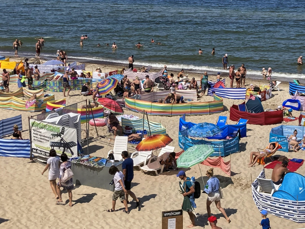 Nocleg nad Bałtykiem bywa droższy niż nad Adriatykiem. To efekt krótszego sezonu turystycznego i małej liczby miejsc noclegowych - powiedziała PAP Paula Kukołowicz z Polskiego Instytutu Ekonomicznego. Wczasy nad polskim morzem pozwalają natomiast zaoszczędzić na dojeździe i wyżywieniu - dodała.