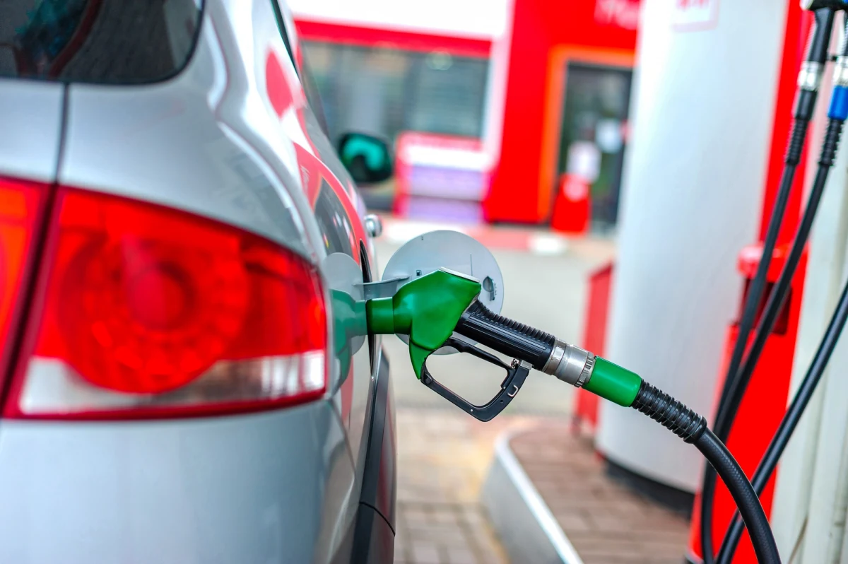 Polacy kolejny dzień tankują i łapią się za głowy. Gdy zapytaliśmy słuchaczy RMF FM o to, ile kosztuje paliwo na stacjach, które mijają w drodze do pracy, naszą redakcję zalało mnóstwo maili, rozdzwonił się też telefon Gorącej Linii RMF FM - 600 700 800. 