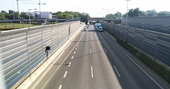 W Warszawie na trasie S8 między węzłami Wisłostrada i Marymoncka doszło do zderzenia samochodu ciężarowego z motocyklem i kolizji 9 aut osobowych. Kierowcy przez kilka godzin musieli się liczyć z potężnymi utrudnieniami.