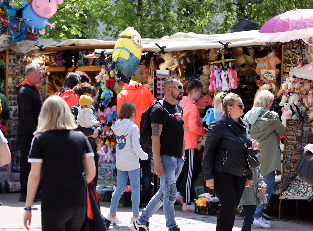 Na straganach na Krupówkach sprzedawana jest chińska tandeta. Niestety, przyjeżdżający tu turyści chcący zaopatrzyć się w regionalne pamiątki będą mieć z tym poważny problem. Sytuację miały zmienić hucznie wprowadzone w 2016 roku przepisy tzw. parku kulturowego, który miał przywrócić ład i porządek na deptaku oraz położyć kres handlu artykułami z Azji. Niestety, zmian do tej pory nie widać - informuje portal zakopane.naszemiasto.pl.