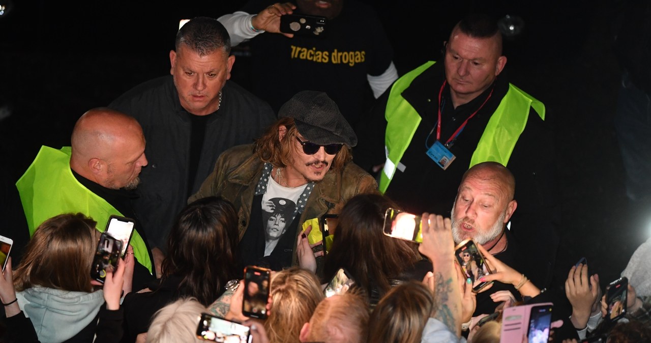 Tuż przed ogłoszeniem werdyktu w procesie o zniesławienie, który Johnny Depp wytoczył byłej żonie, gwiazdor udał się do Wielkiej Brytanii, by gościnnie wystąpić na serii koncertów gitarzysty Jeffa Becka. Na wyrok czekał w barze Bridge Tavern w Newcastle. Gdy zobaczył, że menadżerka tego lokalu jest w ciąży, postanowił udzielić jej porad na temat "pieluch, braku snu i pierwszych tygodni rodzicielstwa". "Mówił też o swoich dorosłych dzieciach i o magii bycia rodzicem" - relacjonuje kobieta.