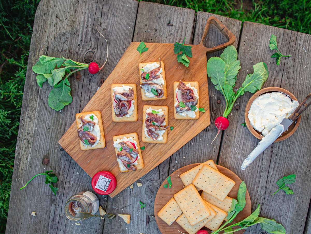 ​Po śledziu mancowym po kaszubsku i kaszubskich bretlingach, helskie anchovis, to kolejny produkt tradycyjny Kaszub Północnych i województwa pomorskiego, który został wpisany na prestiżową listę prowadzoną przez Ministerstwo Rolnictwa i Rozwoju Wsi. Helskie anchovis, to zasolony filet ze szprota w oleju i korzennej zalewie. Przysmak dołączył do listy 31 maja 2022 r. To już w sumie 184 tradycyjny produkt na tej liście.