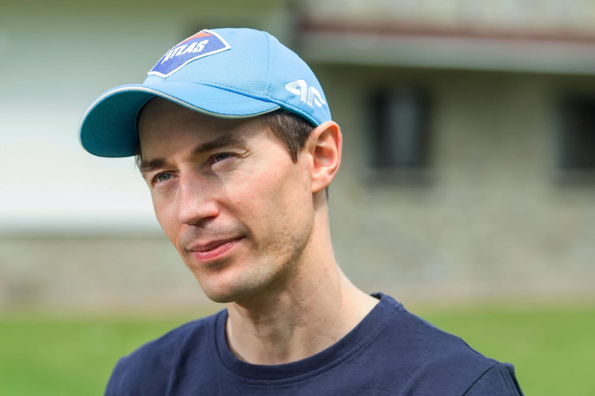 Polscy skoczkowie od kilkudziesięciu dni trenują po wodzą nowego trenera Thomasa Thurnbichlera.  "Bardzo szybko znaleźliśmy linię porozumienia" – mówi w rozmowie z RMF FM Kamil Stoch. "Cieszę się, że trener mimo swojego młodego wieku wykazuje się dużą wiedzą. Wykazuje się też twardą ręką, ale w pozytywnym tego słowa znaczeniu" - dodaje. Skoczek z Zębu podkreśla też, że nabrał nowej motywacji i chęci do dalszego rozwoju. "Chciałbym skakać tak długo, jak będę w stanie to robić na najwyższym poziomie" - deklaruje.