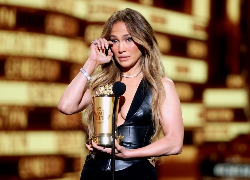 W nocy z 5 na 6 czerwca odbyła się uroczysta gala MTV Movie & TV Awards. W gronie laureatów znalazła się Jennifer Lopez, która odebrała statuetkę Generation Award przyznawaną "najbardziej uwielbianym przez widownię aktorom". Podczas emocjonalnego przemówienia Lopez podziękowała nie tylko tym, którzy zawsze ją wspierali, ale także osobom, które ją "okłamywały i złamały jej serce". Jak zaznaczyła, bolesne doświadczenia sprawiły, że pracowała jeszcze ciężej na swój sukces. "Dzięki temu wszystkiemu wiedziałam, że muszę się rozwijać" - mówiła ze sceny artystka.