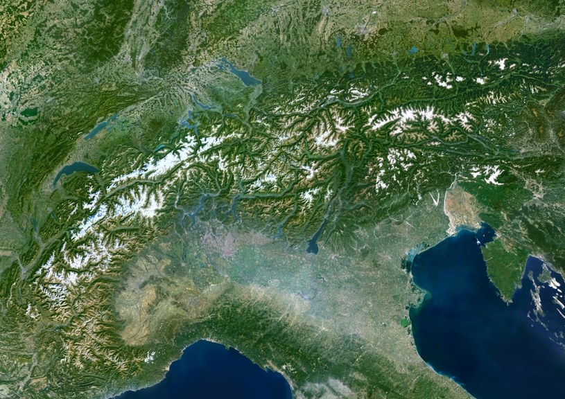 Zmiany klimatu stają się coraz bardziej zauważalne. Kolejne badanie naukowców przyniosło zaskakujące wyniki. Okazuje się, że najwyższe góry w Europie – Alpy – „zielenią się” w zastraszającym tempie. Postępujący rozwój wegetacji na terenach wysokogórskich może mieć implikacje dla dalszego wzrostu temperatur i zmian w strukturze opadów.