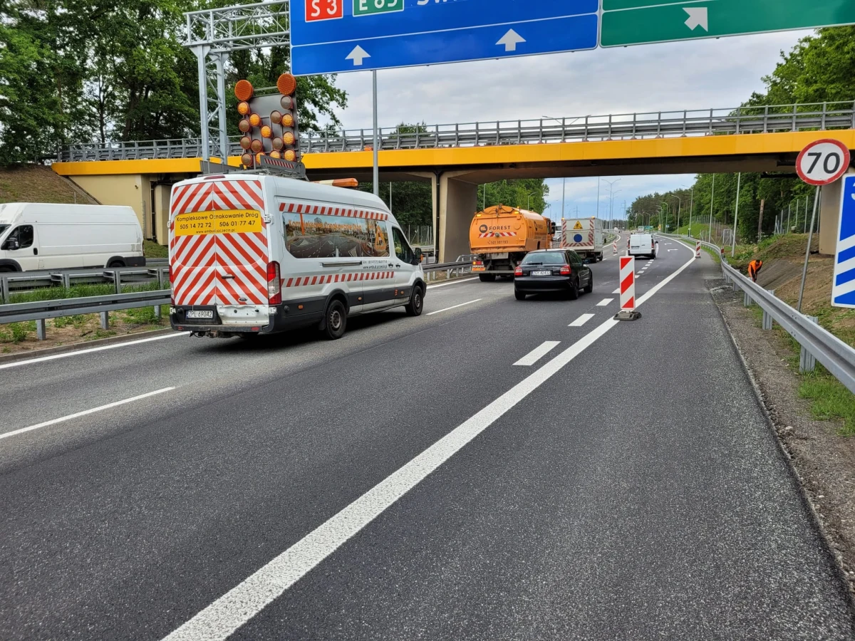 W drugiej połowie czerwca ma zakończyć się przebudowa węzła Kijewo na autostradzie A6 koło Szczecina. Remont na skrzyżowaniu autostrady i drogi krajowej nr 10 powodował na trasie nad morze olbrzymie korki. W te wakacje ruch ma być już płynny.