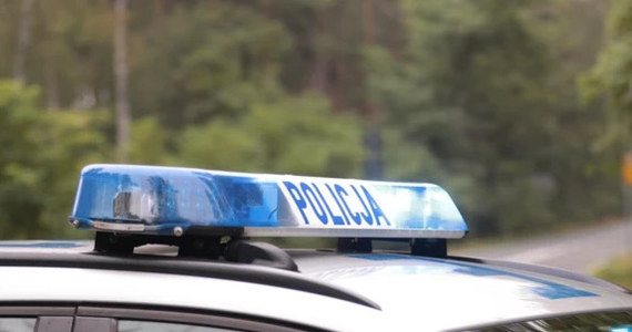Policjanci ustalają dokładne okoliczności wypadku, do którego doszło w niedzielę we Wrocławiu. Kierowcą auta, które uderzyło w drzewo okazał się być 16-latek. W wyniku zdarzenia 3 osoby trafiły do szpitala.