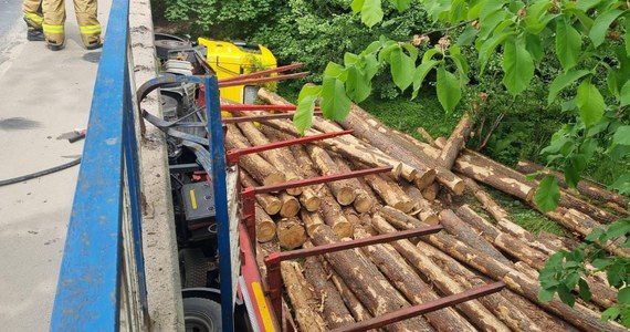 Poważne utrudnienia w Kolbudach w powiecie gdańskim na Pomorzu. Ciężarówka przewożąca drewno uderzyła tam w bariery, uszkodziła wiadukt i wpadła do rzeki Radunia. 