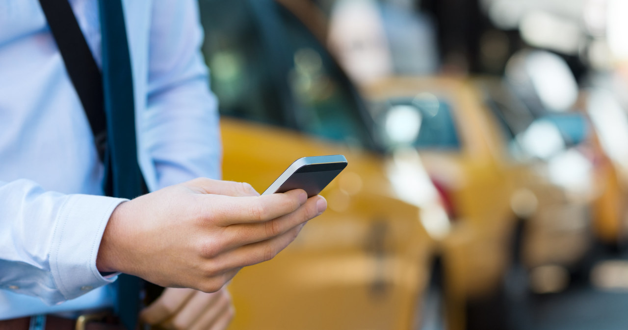 Czy klasyczne usługi taksówkowe to już dzisiaj przeżytek? I tak, i nie - wciąż jest duże zapotrzebowanie na transport miejski na żądanie, ale zmienia się sposób zamawiania takiej usługi, bo coraz więcej osób zamiast dzwonić pod numer zrzeszenia taxi, sięga po aplikacje mobilne (Free Now, Uber czy Bolt).