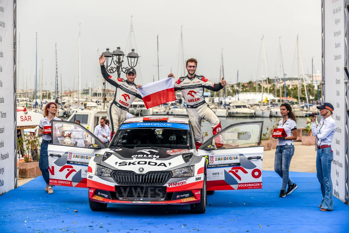Zakończyła się piąta runda Rajdowych Mistrzostw Świata WRC - Rajd Sardynii. Na włoskiej wyspie debiutowali Mikołaj Marczyk oraz Szymon Gospodarczyk. Załoga ORLEN Team jadąca Škodą Fabią Rally2 evo zajęła bardzo dobre 6. miejsce w klasyfikacji WRC 2 Junior oraz 8. pozycję w klasyfikacji generalnej WRC 2 Open. 