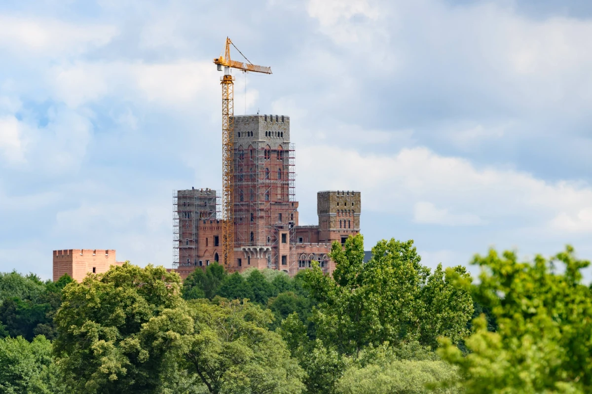 Sąd Rejonowy w Obornikach umorzył postępowanie karne wobec trzech – z sześciu - oskarżonych ws. budowy tzw. zamku w Stobnicy. Decyzja sądu dotyczy Pawła N., Dymitra N., oraz Waldemara S.