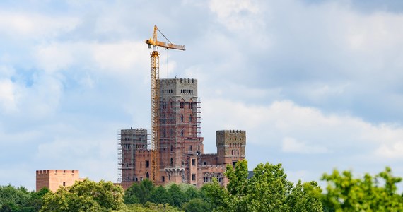 Sąd Rejonowy w Obornikach umorzył postępowanie karne wobec trzech – z sześciu - oskarżonych ws. budowy tzw. zamku w Stobnicy. Decyzja sądu dotyczy Pawła N., Dymitra N., oraz Waldemara S.