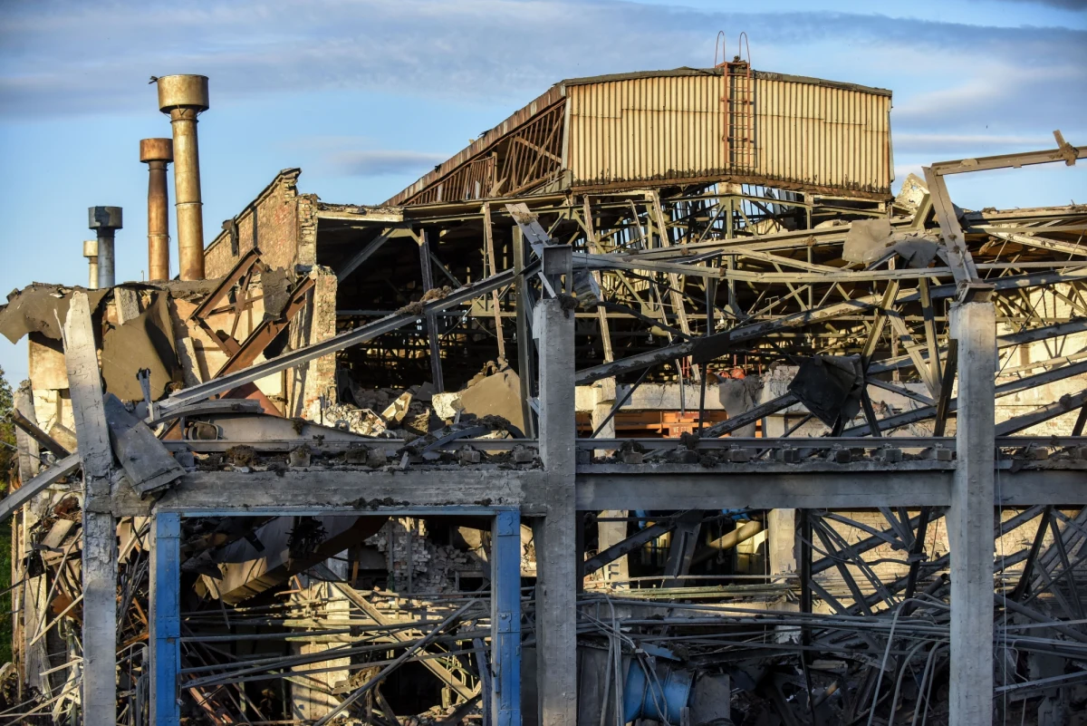 "Rosyjskie wojska ponownie ostrzelały przygraniczne miejscowości w obwodzie sumskim na północy Ukrainy, atakując z moździerzy i drona. Są też jednak dobre wieści, ponieważ wrogowie uderzyli we własne terytorium i zniszczyli kilka obiektów w miejscowości Tiotkino" - poinformował szef regionalnych władz Dmytro Żywycki.