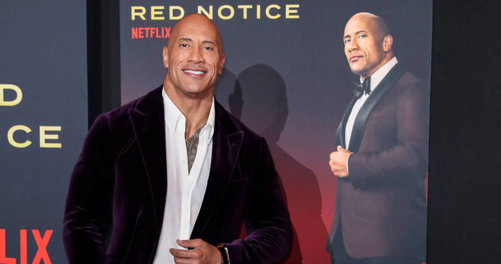 Dwayne Johnson, któremu wielką popularność przyniosły, między innymi, występy w czterech tytułach serii "Szybcy i wściekli" opublikował w sieci nagranie z momentu sprezentowania swojej mamie wyjątkowego domu. Co sprawiło, że jego rodzicielka zalała się łzami?