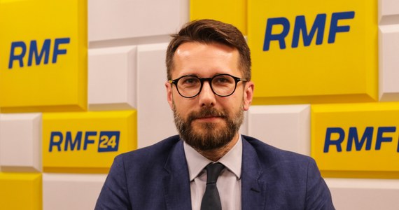 "Inflacja w znaczącej mierze przyszła do nas z zewnątrz, ale tu gdzie możemy działać - działamy" - mówi w Popołudniowej rozmowie w RMF FM Radosław Fogiel. "Drugą stroną monety, którą są rosnące raty kredytów - w wyniku wzrastających stóp procentowych, powinien być wzrost oprocentowania lokat. Staramy się wywierać presję na banki, żeby część tych pieniędzy, które są w obiegu - trafiła na lokaty" - mówi wicerzecznik PiS. Pytany o to, jak nakłonić prywatne banki, by podnosiły oprocentowanie lokat, polityk odpowiada: "Zmusić jest trudno w warunkach gospodarki rynkowej, i nikt nie zamierza tej gospodarki zmienić. Możemy wywierać presję. Mówić, by klienci banków też wywierali presję. (...) Przenosić lokaty tam, gdzie oprocentowanie jest najwyższe".