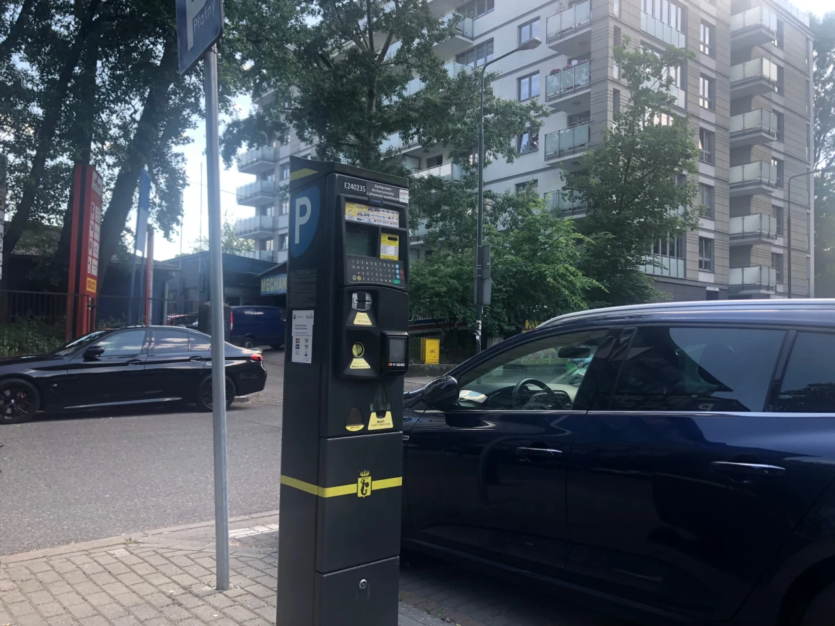 Stołeczni radni w czwartek podczas sesji Rady Warszawy zajmą się kolejnymi zmianami w strefie płatnego parkowania. Wiemy, jakie podwyżki zakłada projekt. 