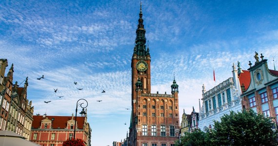 Są zarzuty dla 30-latka, który w nocy z soboty na niedzielę w Gdańsku wjechał samochodem na deptak w historycznym centrum miasta. Potrącił dwie osoby, po czym uderzył w latarnię. Próbował uciekać. Został zatrzymany.