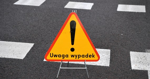 Do poważnego wypadku drogowego doszło w miejscowości Ostrówek w powiecie zduńskowolskim. W zderzeniu dwóch aut osobowych i ciężarówki poszkodowanych zostało pięć osób. Wśród rannych jest 10-letnie dziecko.