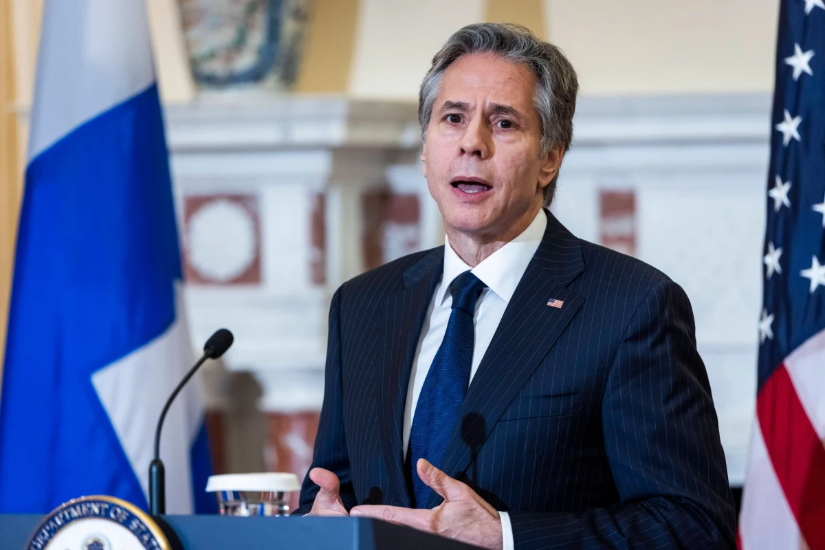 "Rosja szantażuje świat blokując eksport ukraińskiego zboża i eksportuje głód i cierpienie daleko poza Ukrainę, m.in. do Afryki" - powiedział szef dyplomacji USA Antony Blinken podczas wirtualnego spotkania na temat kryzysu żywnościowego. Jak stwierdził, reszta świata musi pilnie odpowiedzieć na ten kryzys.