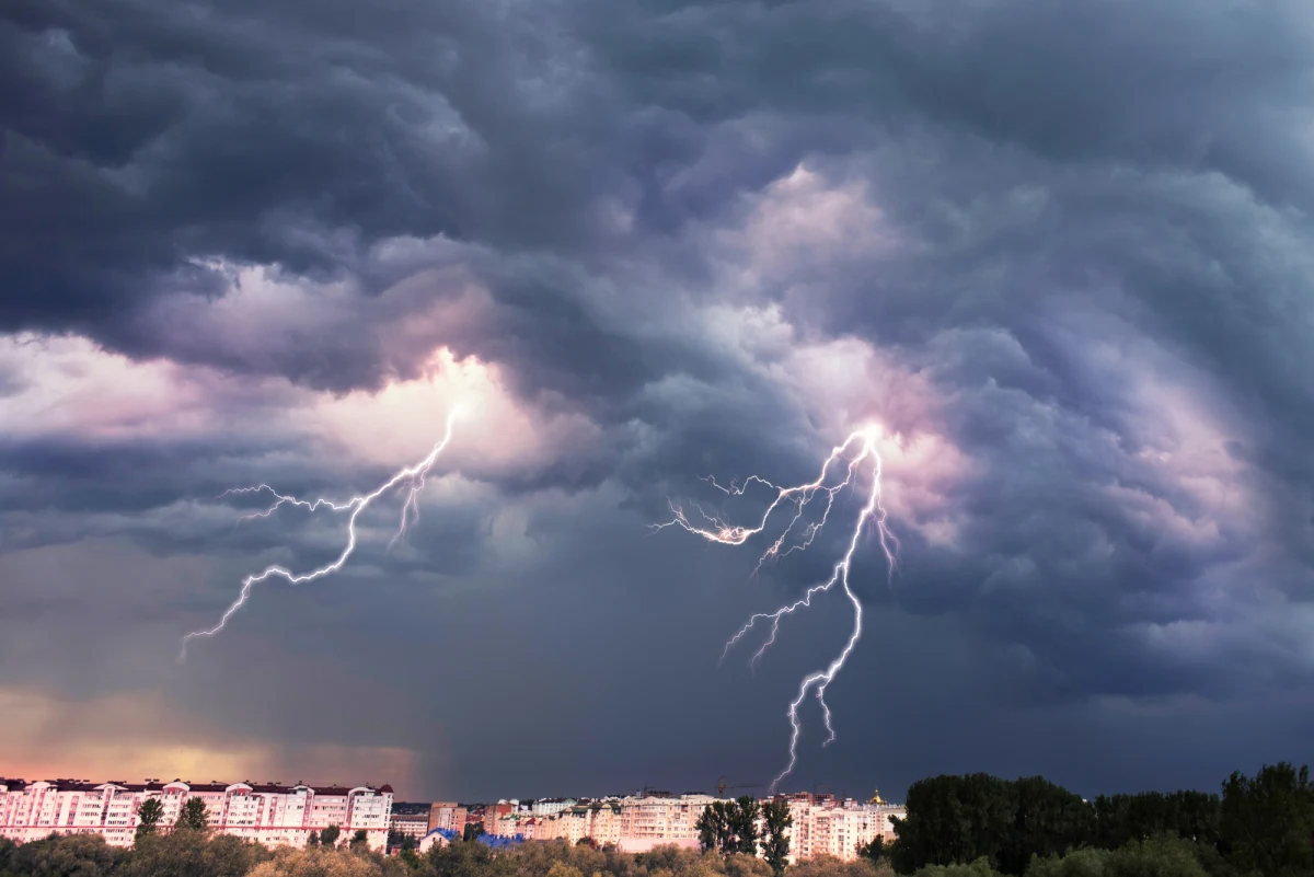 Instytut Meteorologii i Gospodarki Wodnej wydał ostrzeżenia meteorologiczne pierwszego stopnia przed burzami z gradem. Alerty dotyczą powiatów w aż 13 województwach.