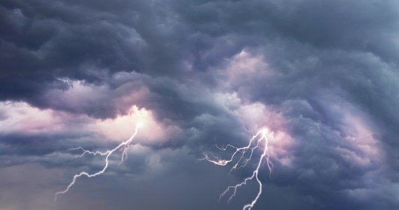 Instytut Meteorologii i Gospodarki Wodnej wydał ostrzeżenia meteorologiczne pierwszego stopnia przed burzami z gradem. Alerty dotyczą powiatów w aż 13 województwach.