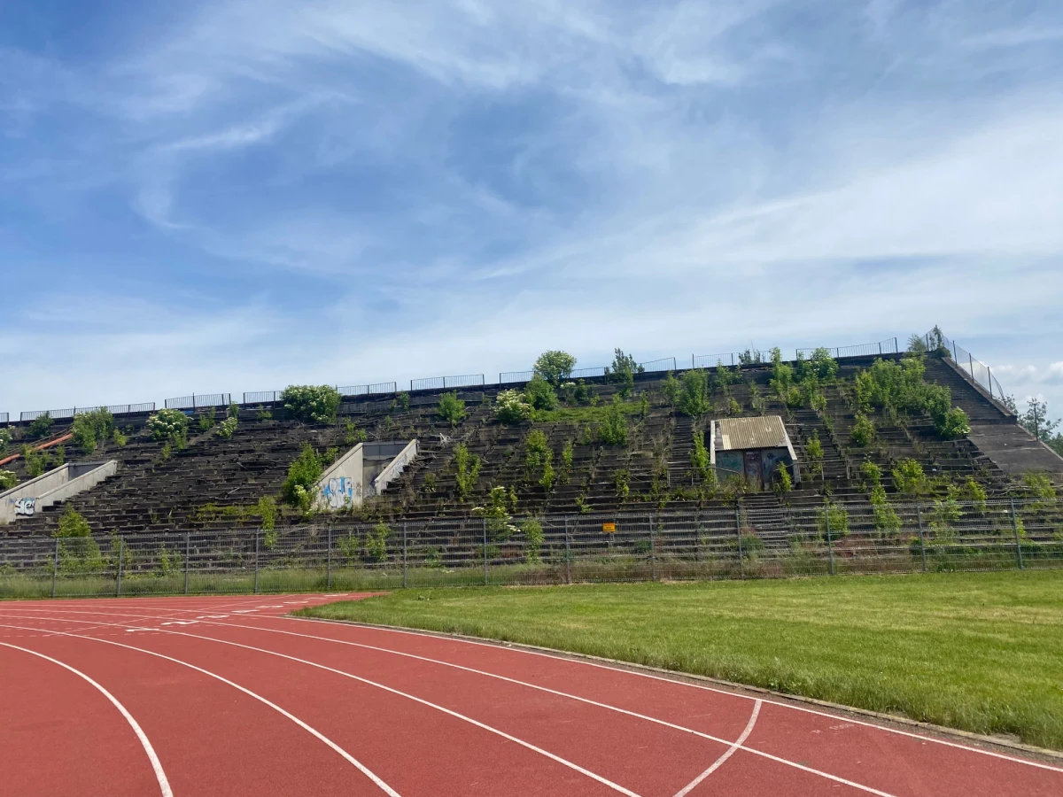 ​Lekkoatletyczny stadion treningowy, strefy rzutów, boisko do rugby i tereny, na których mieszkańcy będą mogli uprawiać sport - tak ma wyglądać, nieczynny dzisiaj, stadion Skry Warszawa. Władze miasta podpisały umowę na pierwszy etap rewitalizacji tego miejsca.

